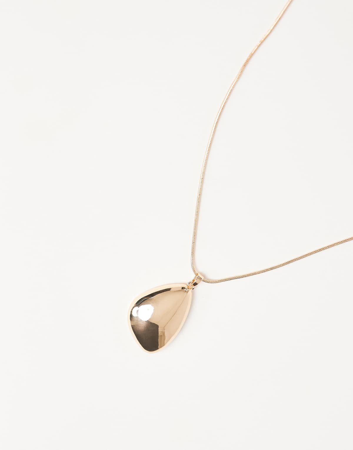 Collier long avec pendentif épuré Doré