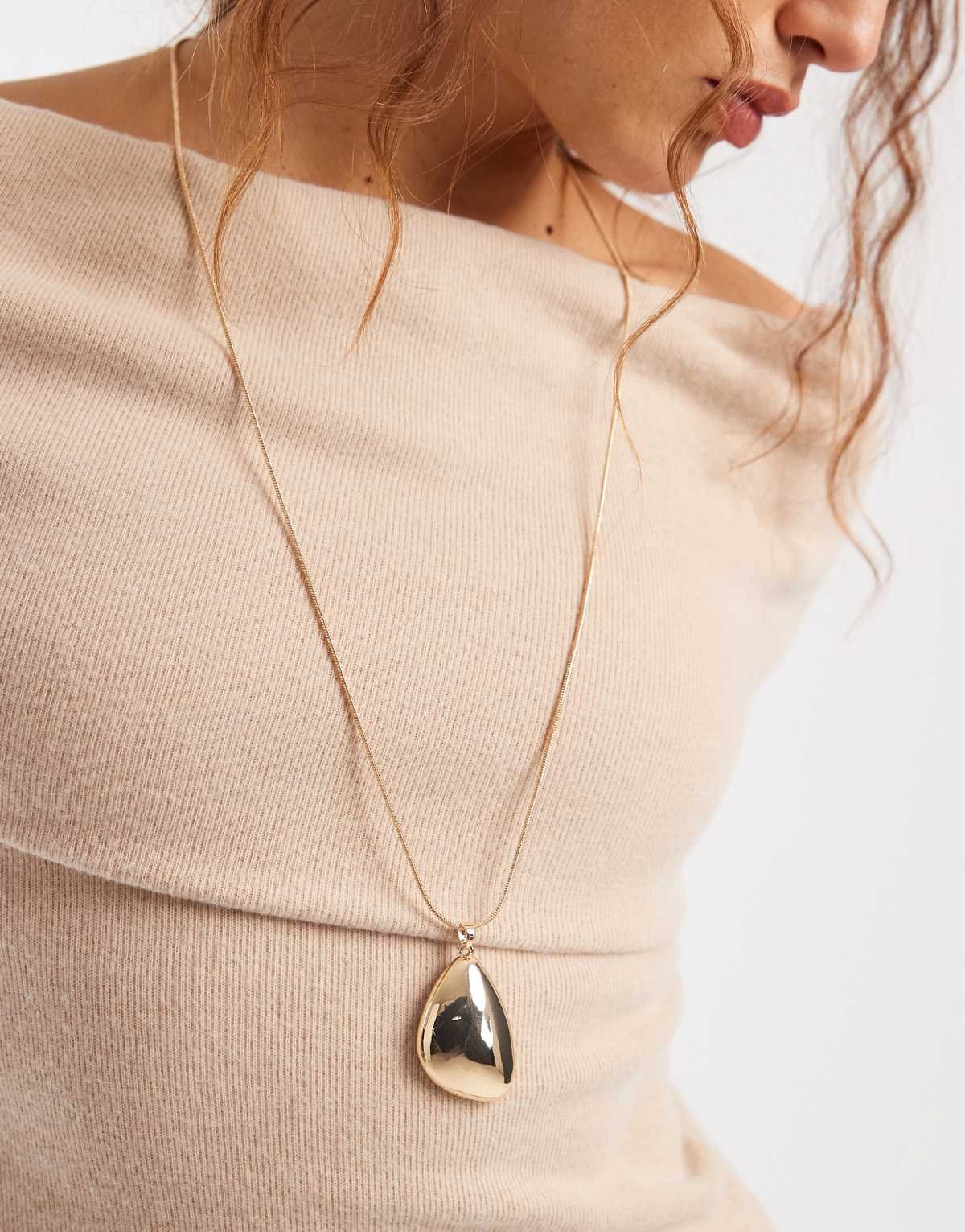 Collier long avec pendentif épuré Doré