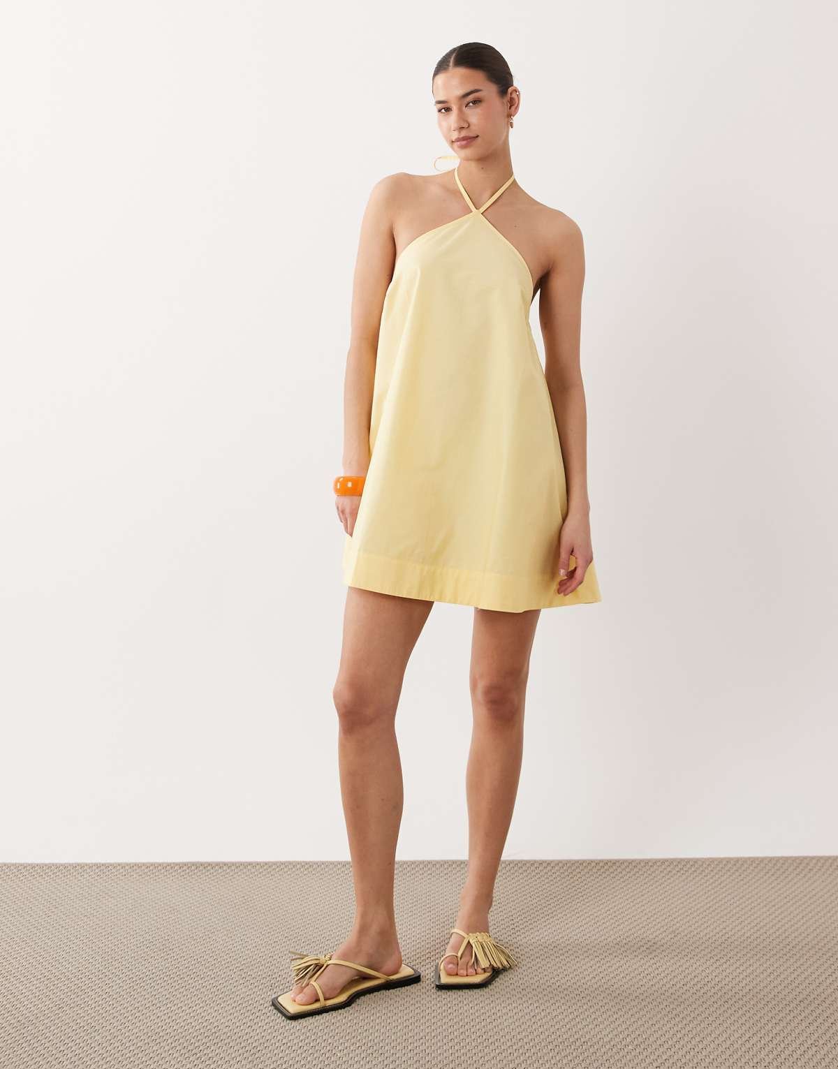 Robe d'été courte et virevoltante en popeline avec dos nu Citron
