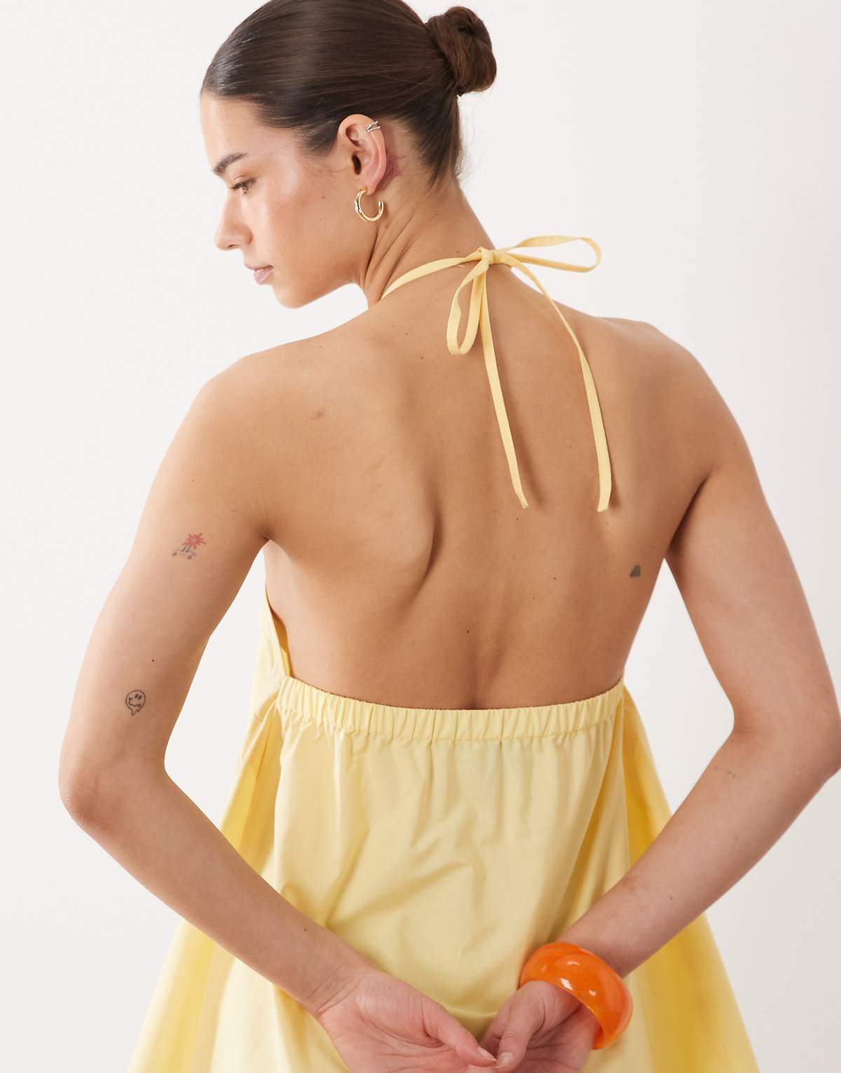 Robe d'été courte et virevoltante en popeline avec dos nu Citron