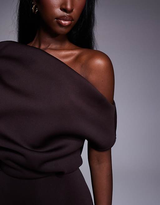 Robe mi-longue en imitation néoprène à encolure spectaculaire