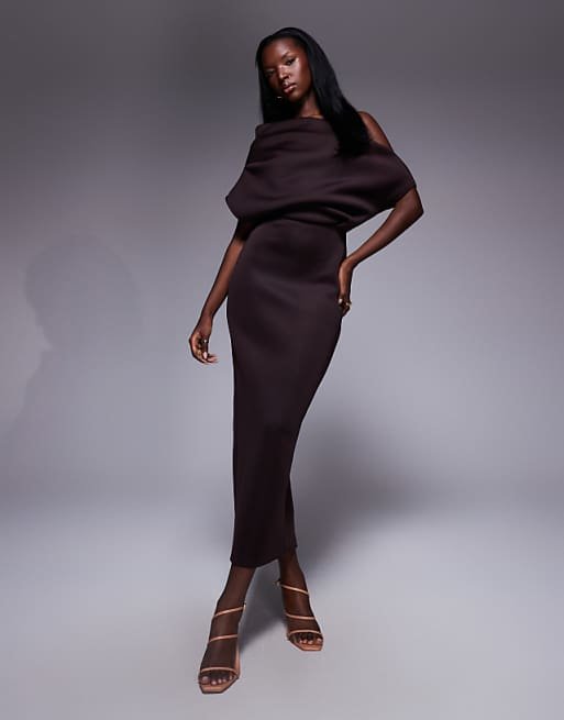 Robe mi-longue en imitation néoprène à encolure spectaculaire