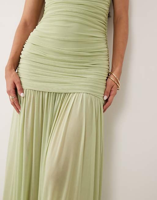 Robe fluide froncée à taille basse et encolure montante