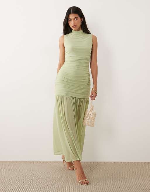 Robe fluide froncée à taille basse et encolure montante