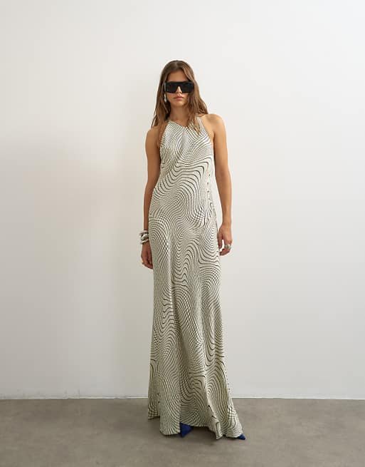 Robe longue en satin à encolure nageur échancrée