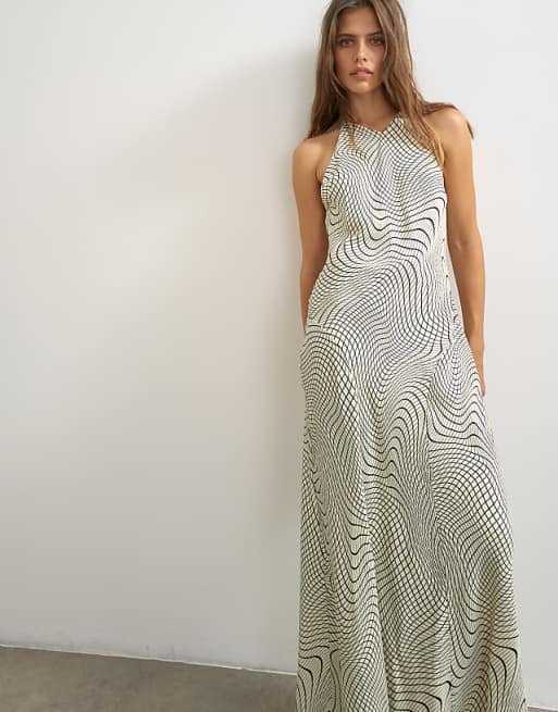 Robe longue en satin à encolure nageur échancrée