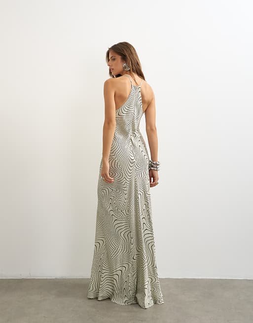 Robe longue en satin à encolure nageur échancrée