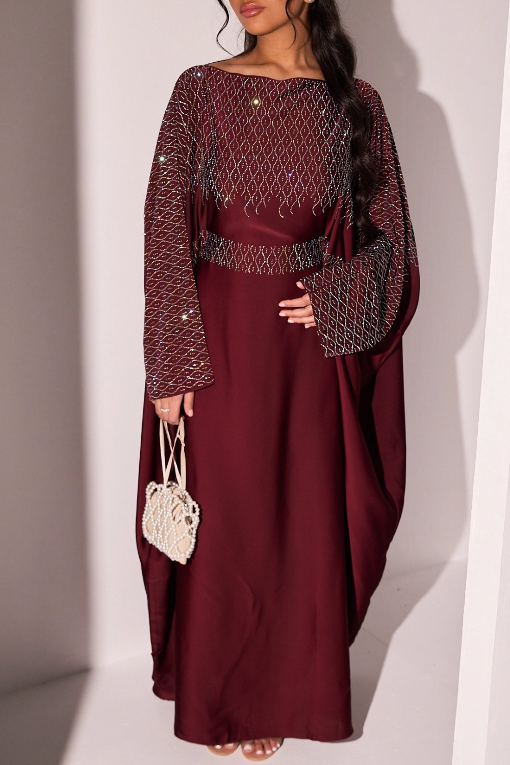 Abaya bordeaux col montant à vagues de strass