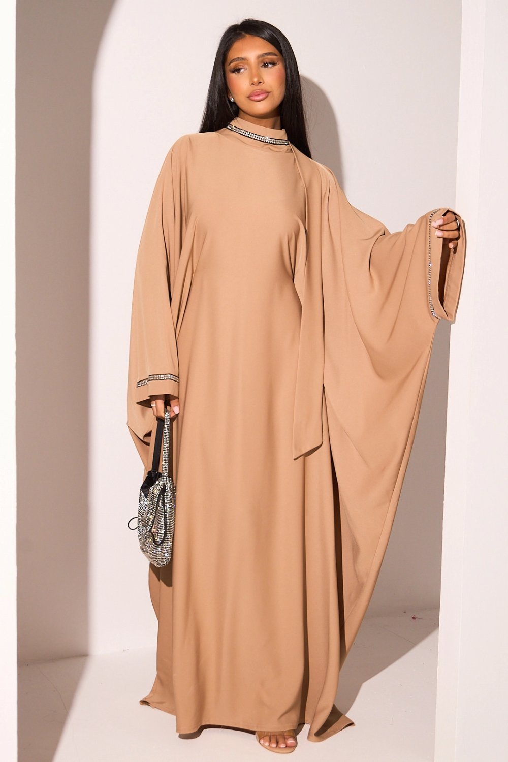 Abaya cintrée col rond à strass camel