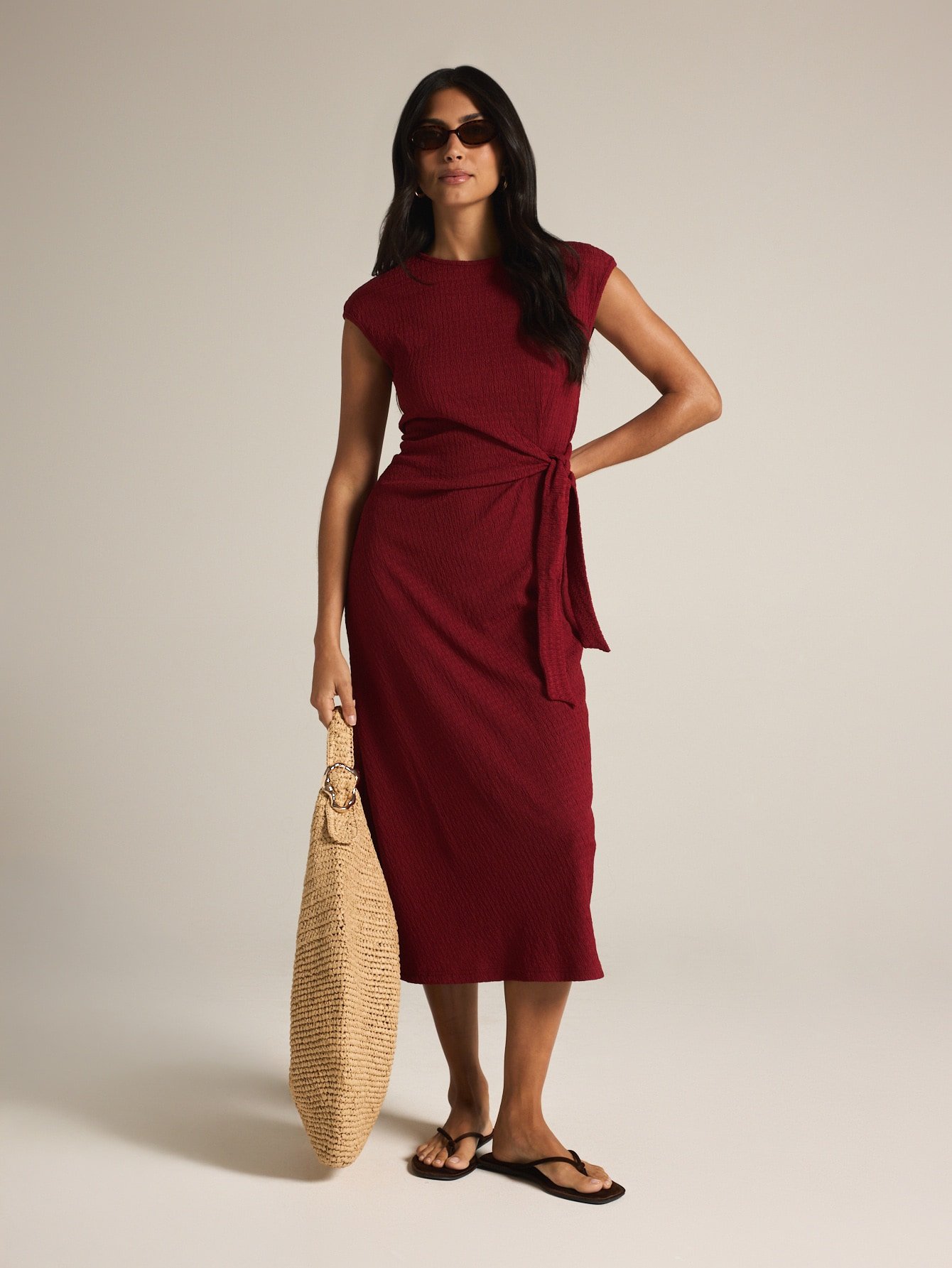 Robe fourreau midi en maille froissée à lien latéral