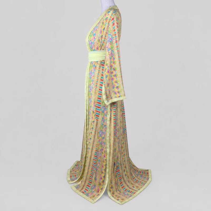 Takchita en sari jaune pastel à motifs