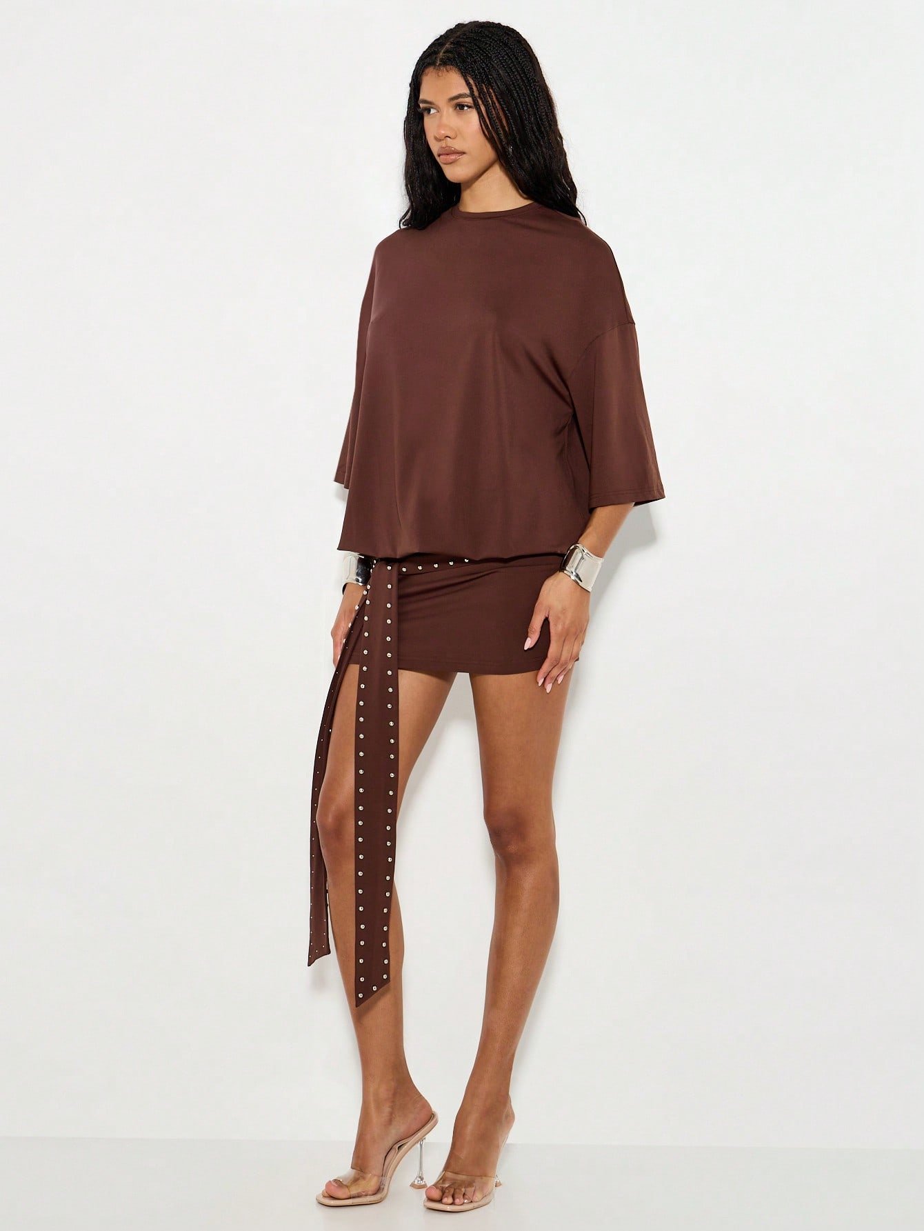 Robe t-shirt courte oversize cloutée à ceinture