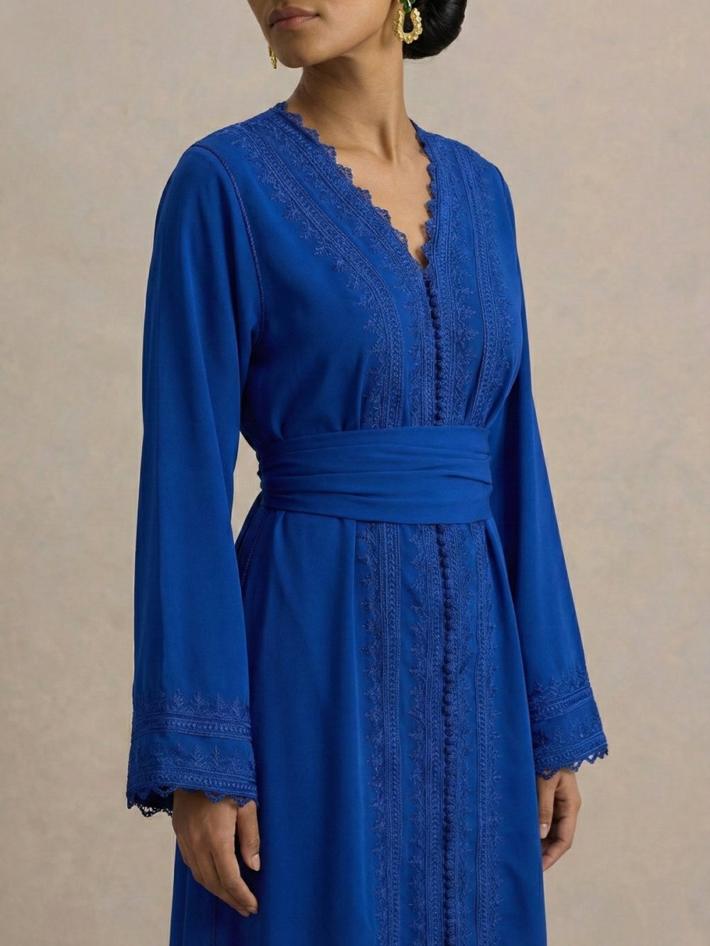 Caftan bleu roi à manches évasées en crêpe
