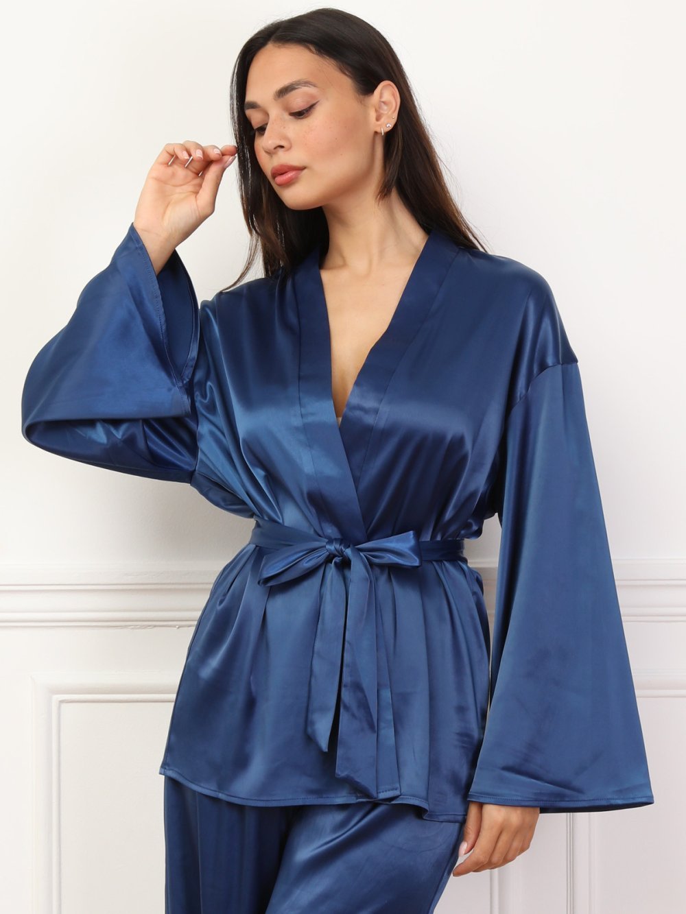 Ensemble kimono w pantalon satinés, bleu marine