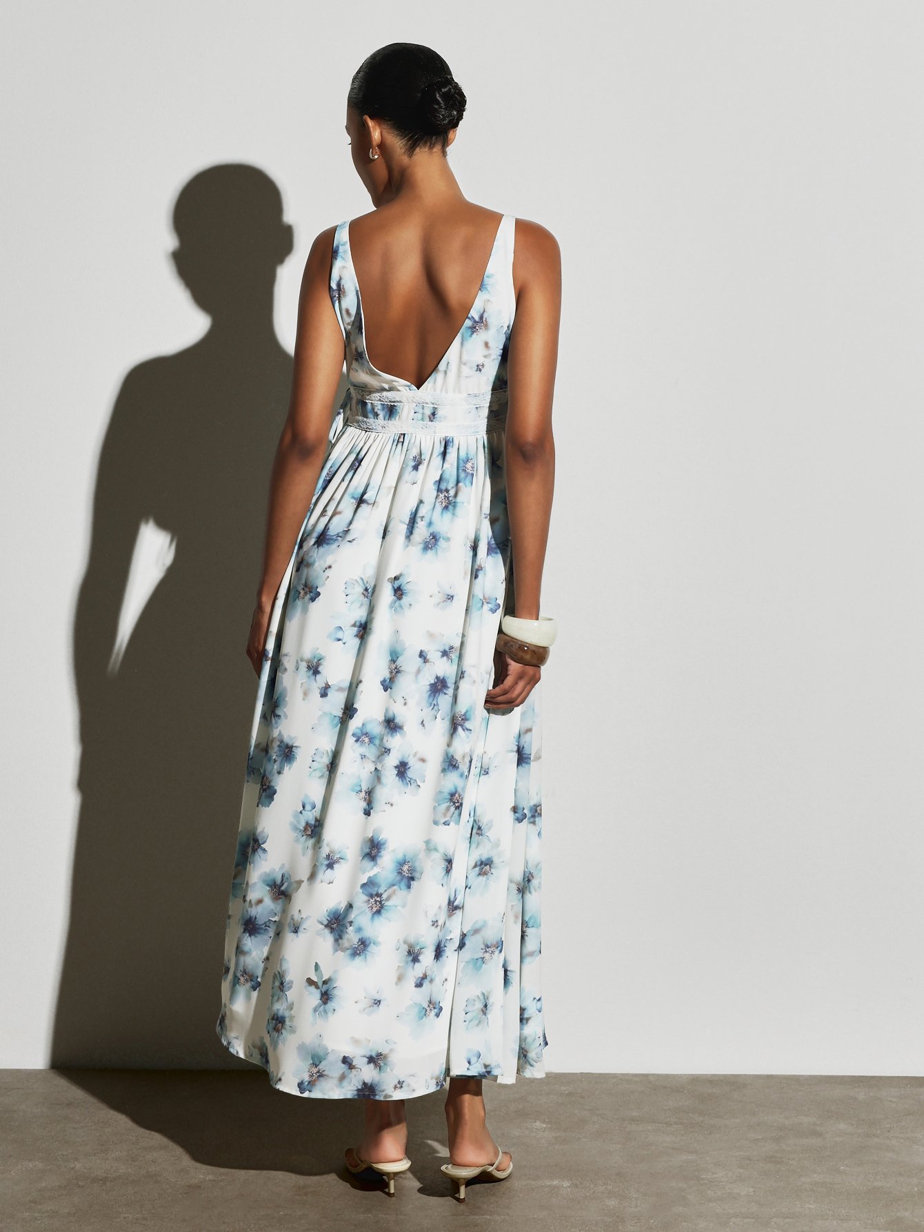 Robe Blanche Et Bleue À Fleurs