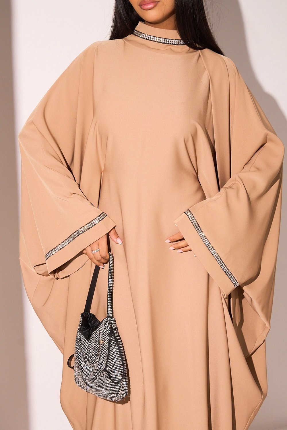 Abaya cintrée col rond à strass camel