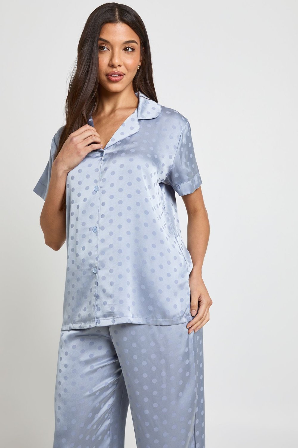 Pyjama chemise et short en satin jacquard