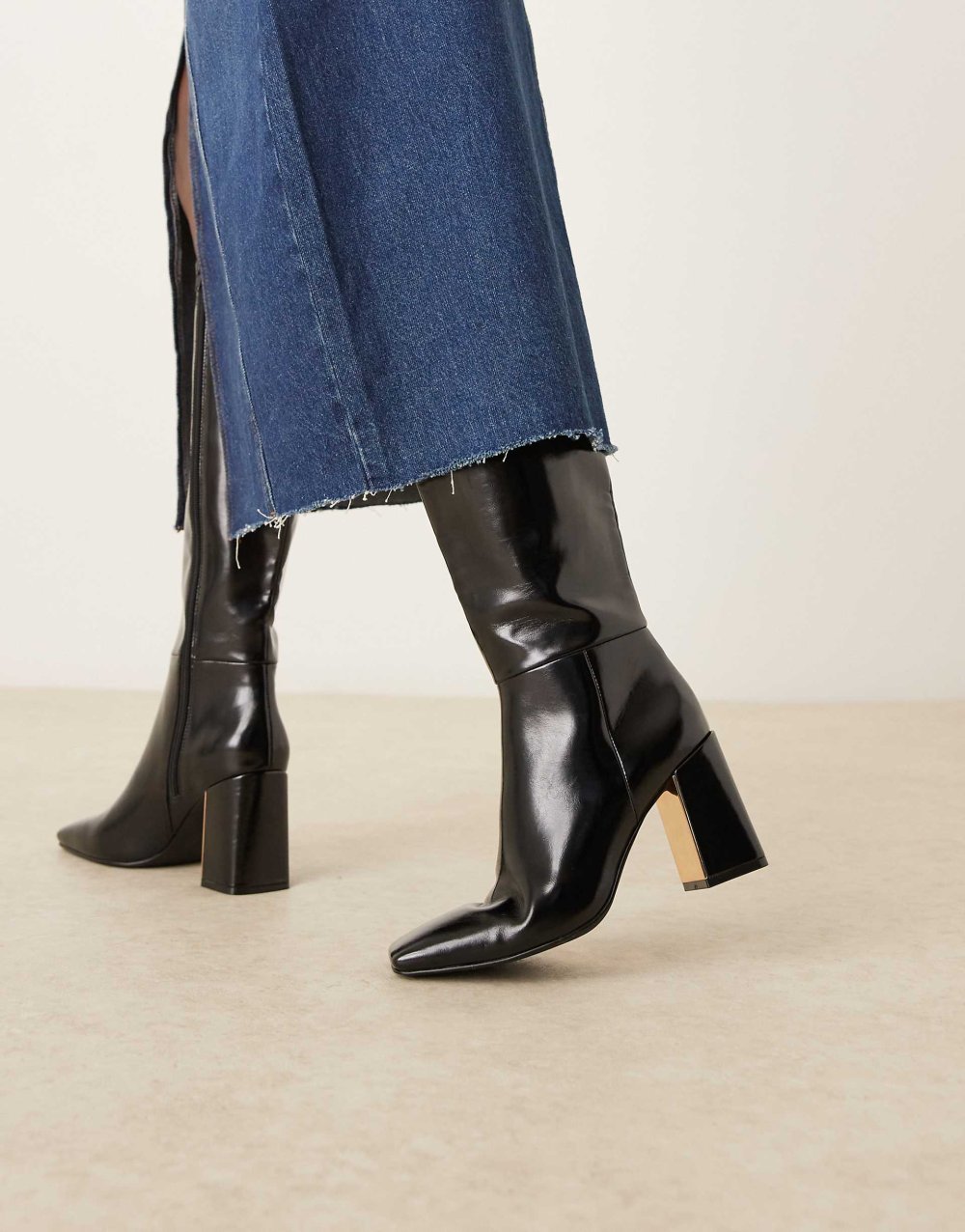 Heeled boots with metal plate in black