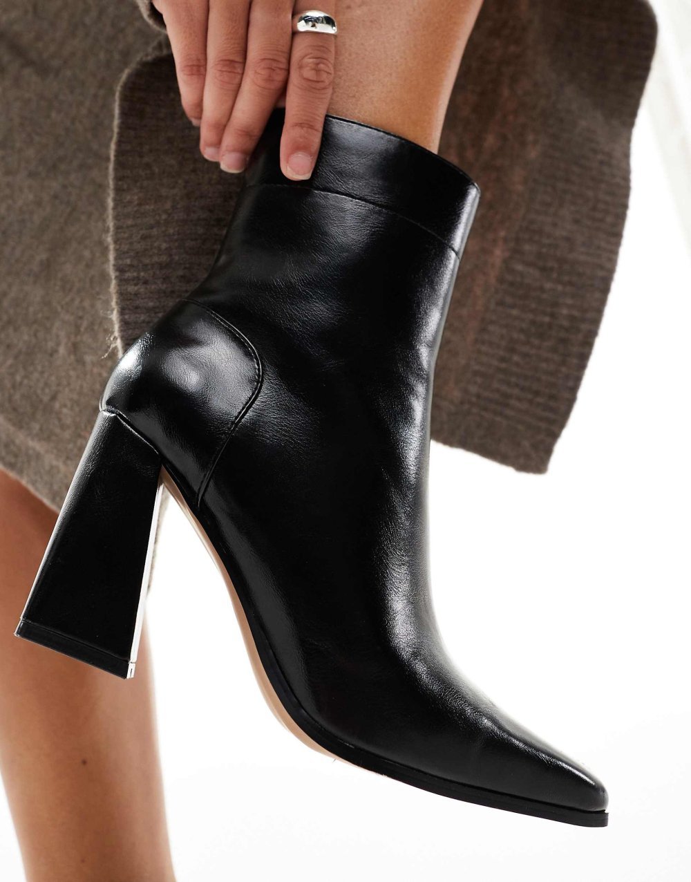 Bottines à talon évasé et bout carré noires