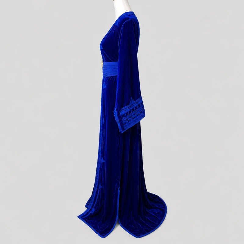 Caftan en velours brodé bleu roi
