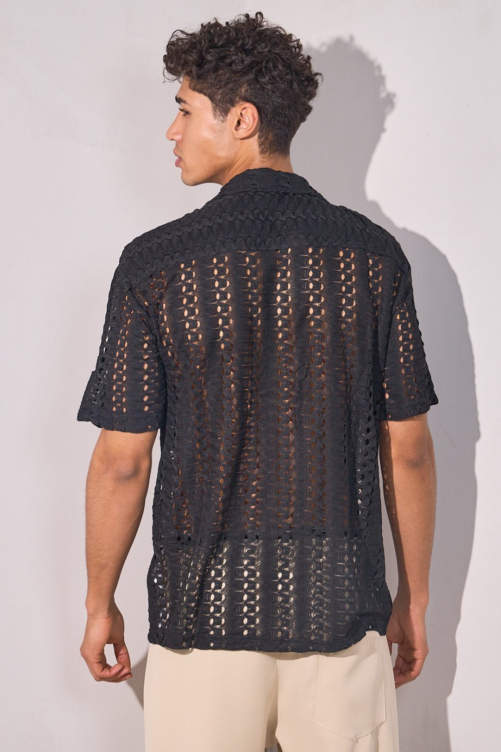 Chemise brodée à trous noire