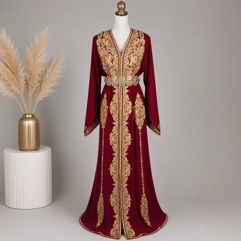 Caftan en crêpe de soie rouge brodé doré