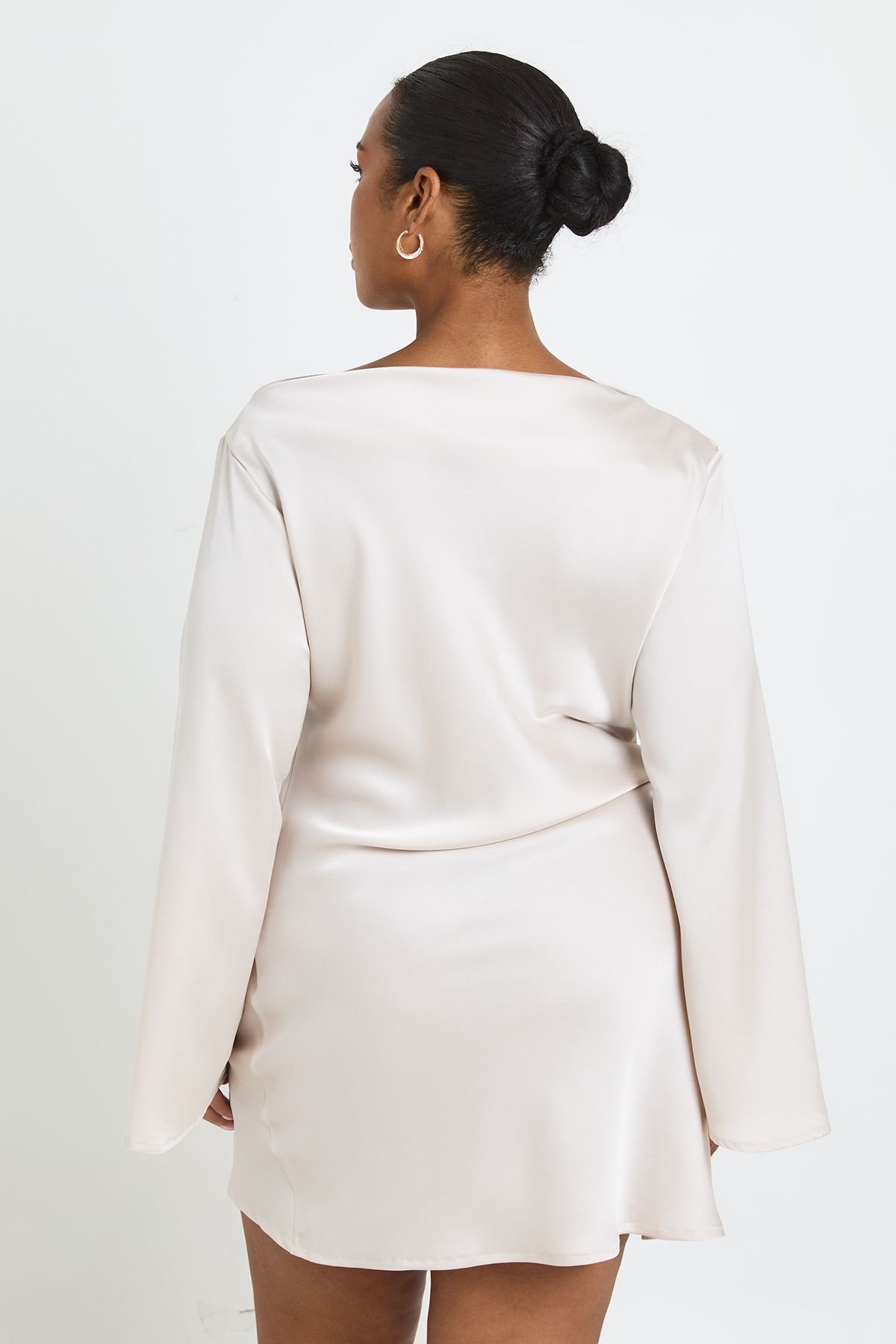 Robe Droite Satinée Grande Taille À Encolure Asymétrique Et Détails Froncés