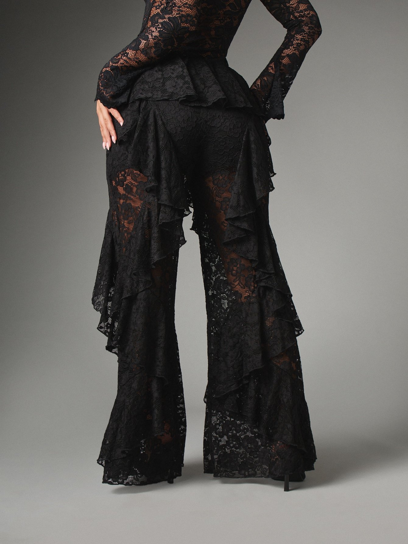 Pantalon évasé en dentelle transparente avec volants