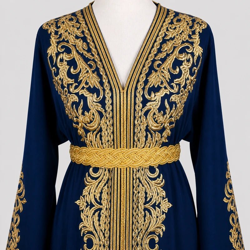 Caftan en crêpe de soie bleu marine brodé doré