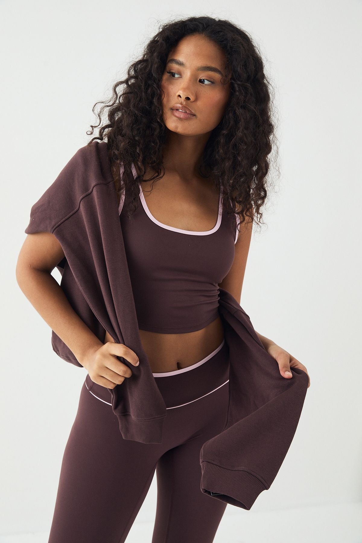 Brassière de sport rembourrée à passepoil