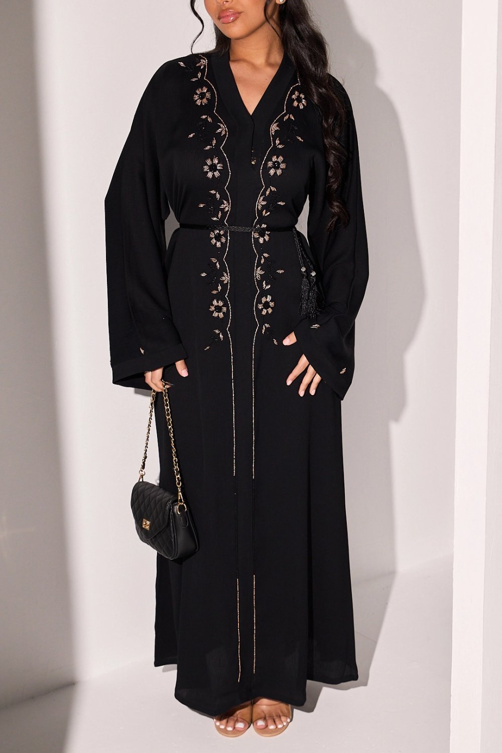 Abaya noire à fleurs de strass dorés