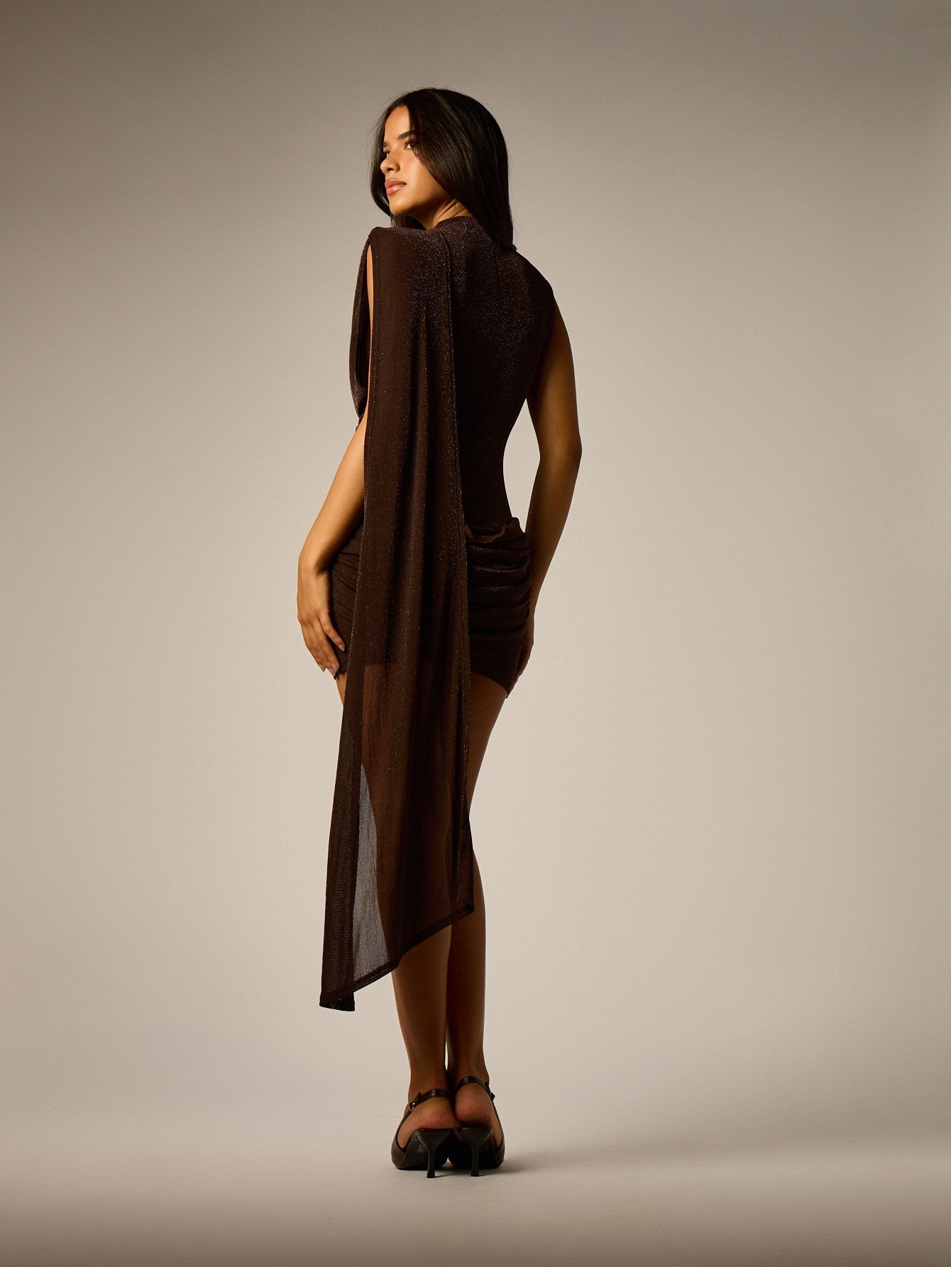 Robe Mini Moulante À Col Bénitier Pailletée Chocolat Avec Traîne Cape Transparente