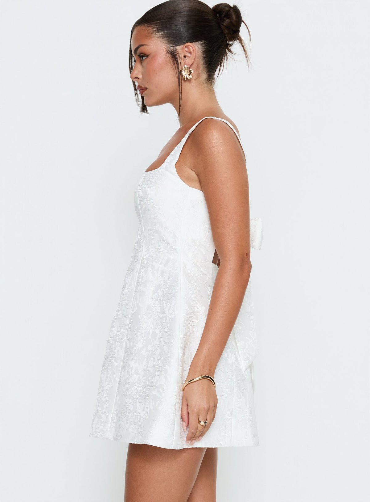 Robe courte col carré nœud au dos