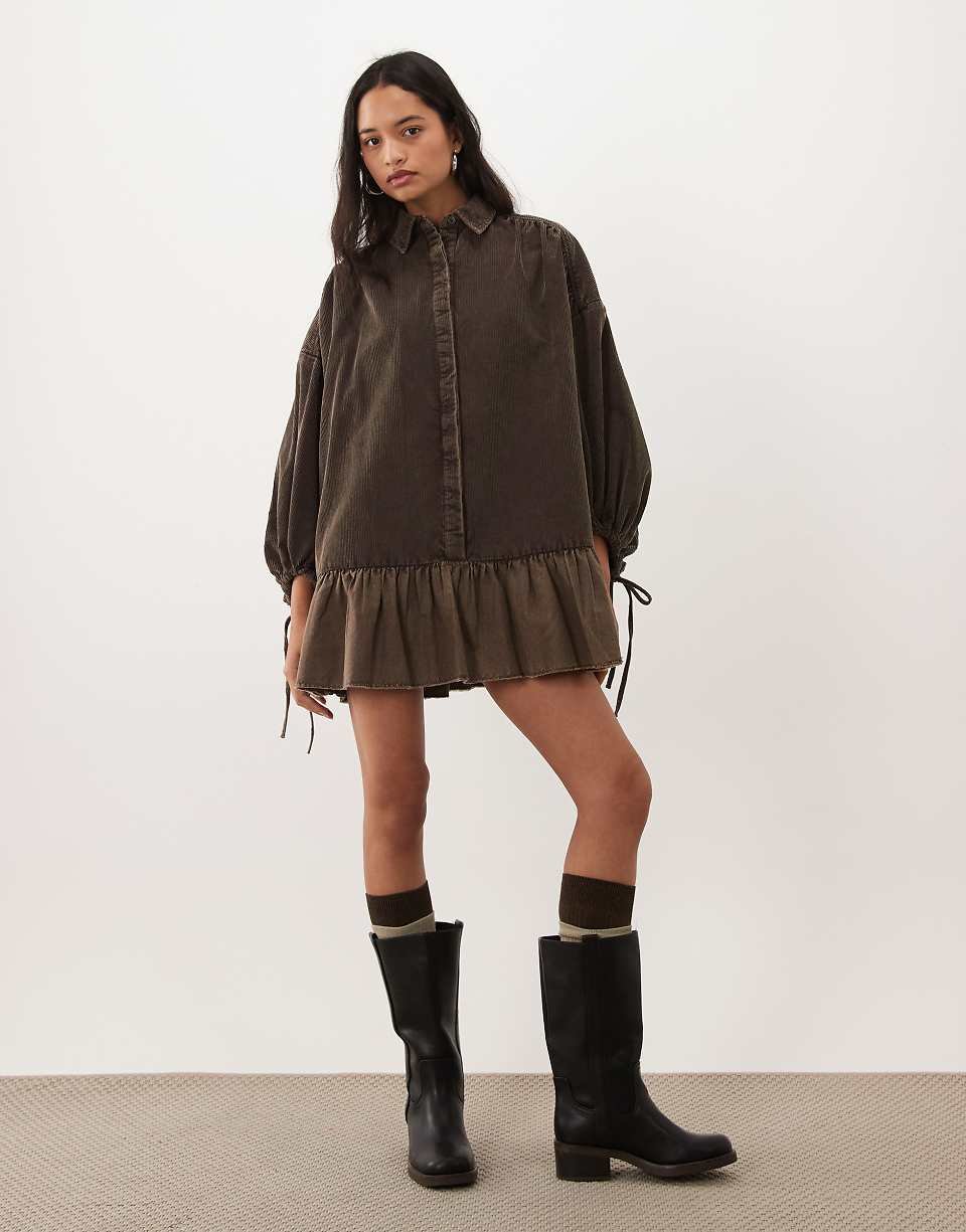 Robe chemise courte hybride en velours côtelé avec manches ballon et ourlet en voile couleur chocolat délavé