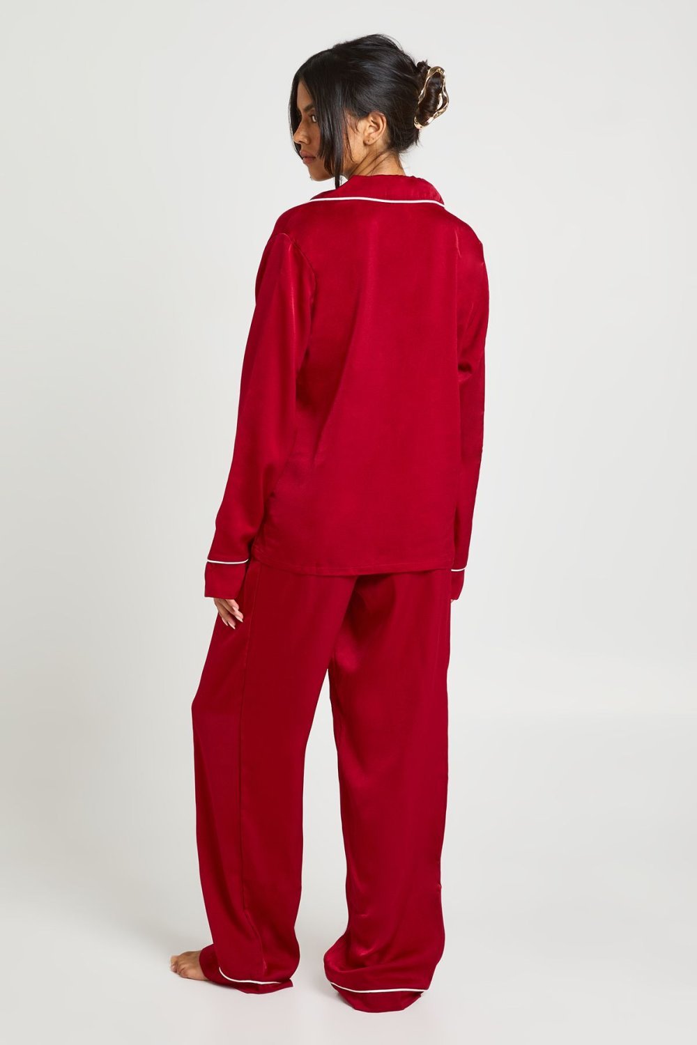 Pyjama chemise et pantalon en satin à passepoil