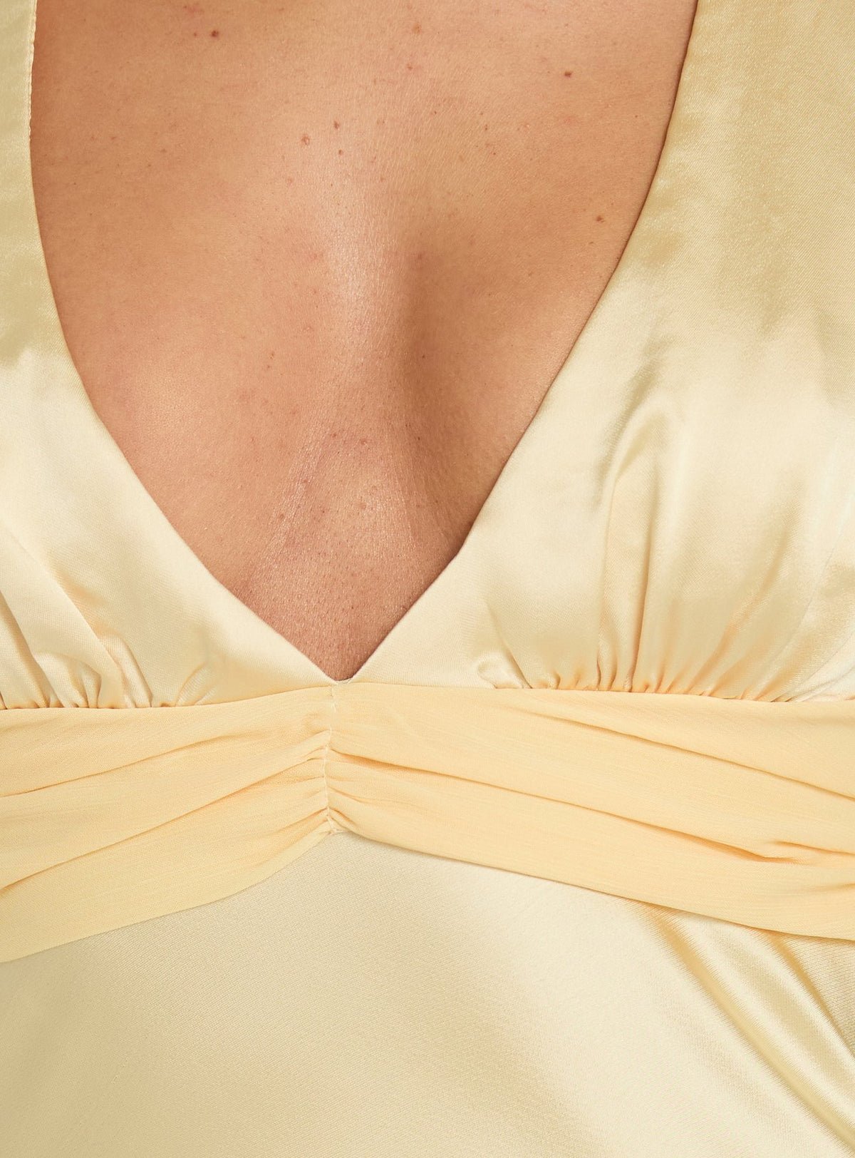 Robe courte en satin col licou drapée