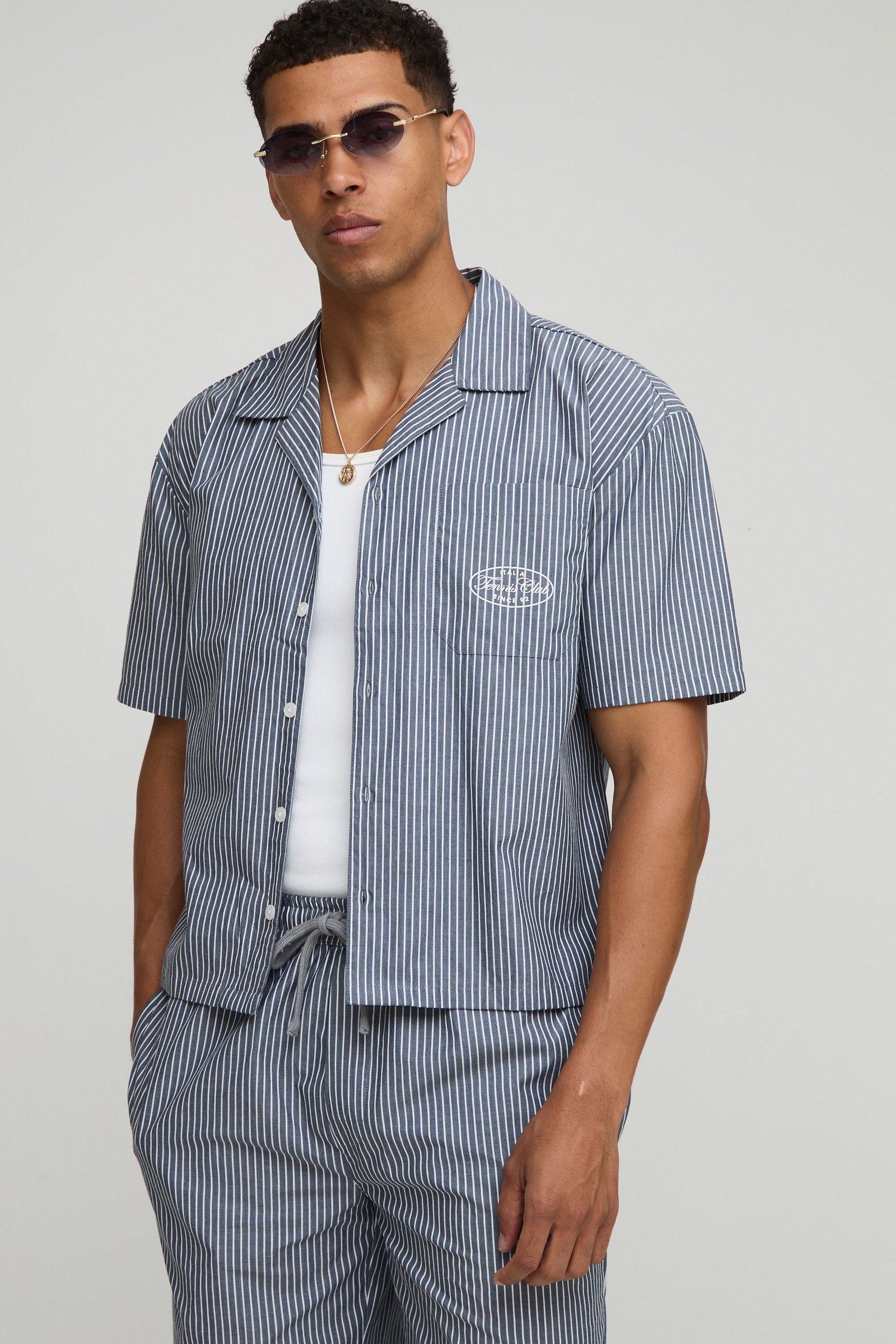 Ensemble Chemise Revere Sfera Oversized Boxy à Rayures, Imprimé Tennis Club et Short