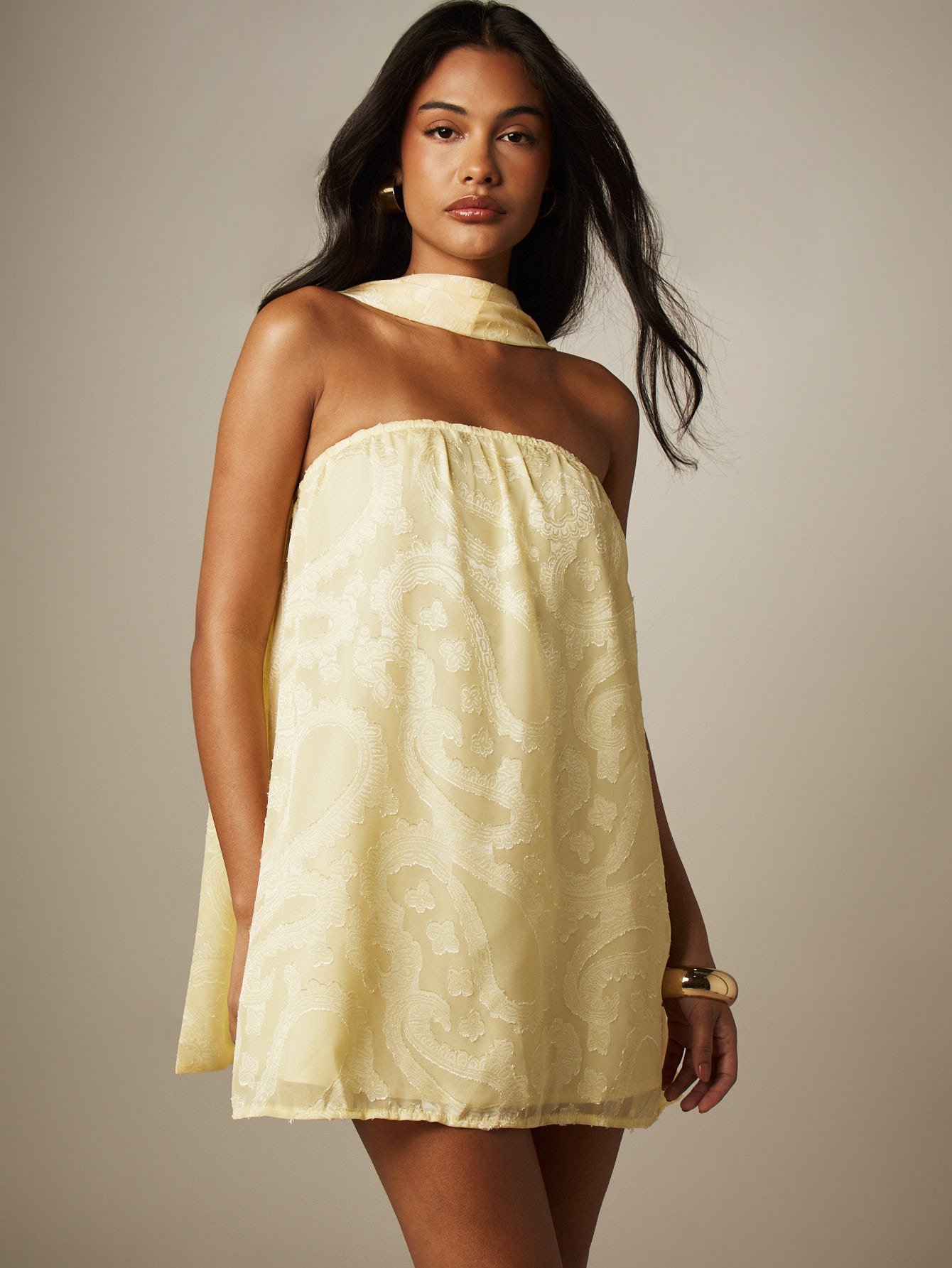 Robe Courte Texturée À Motif Cachemire Avec Détail Foulard