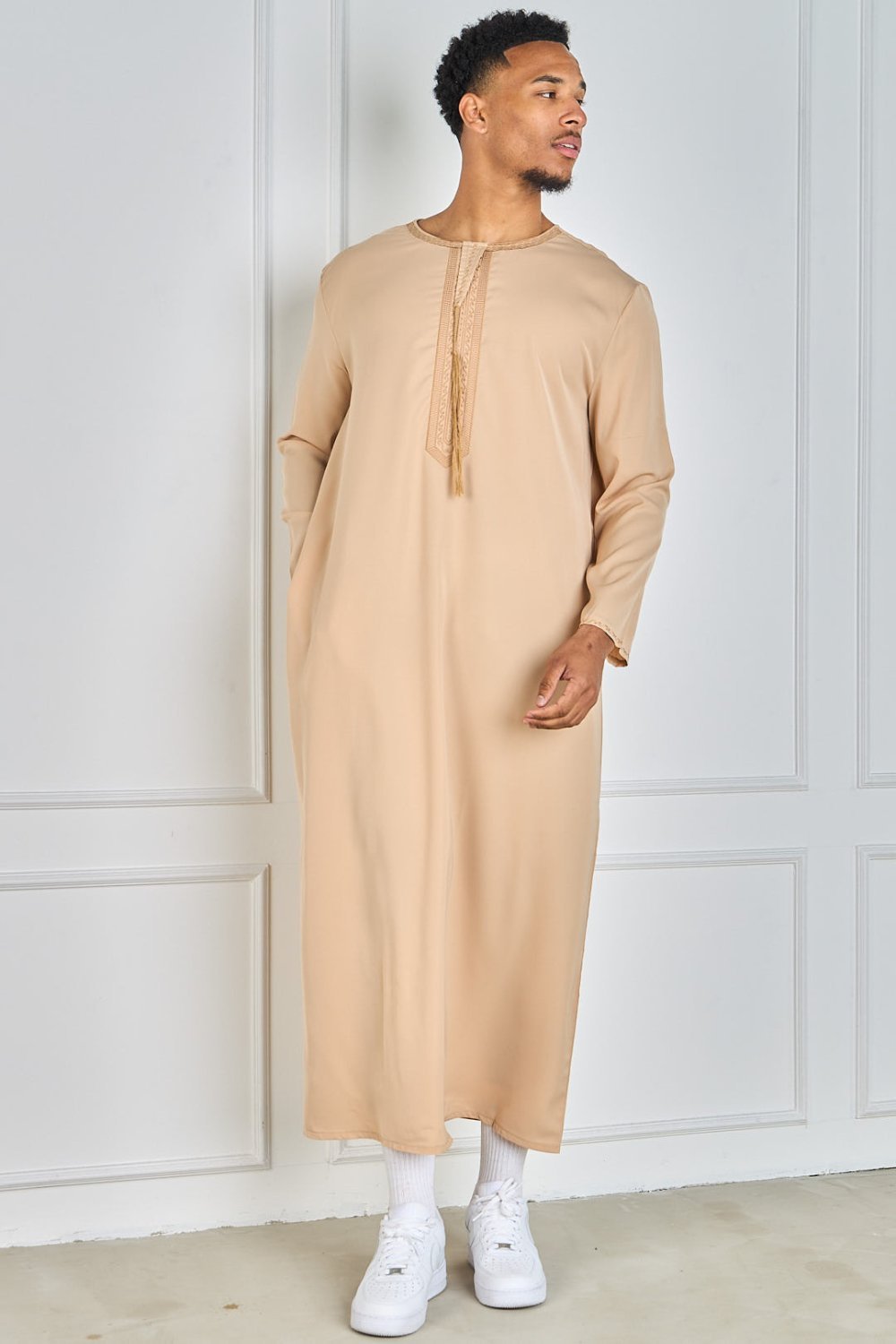 Beige stretch qamis with embroidered round neck