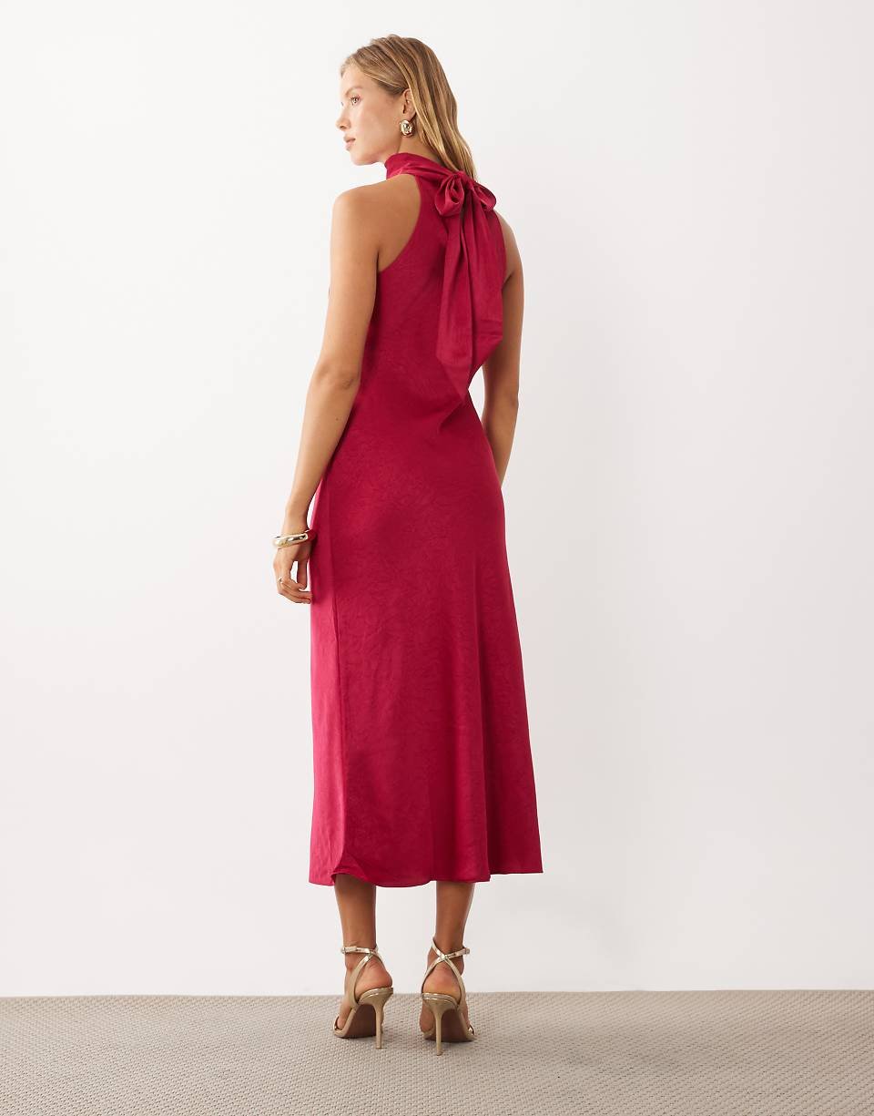Robe longue en satin sans manches à col montant