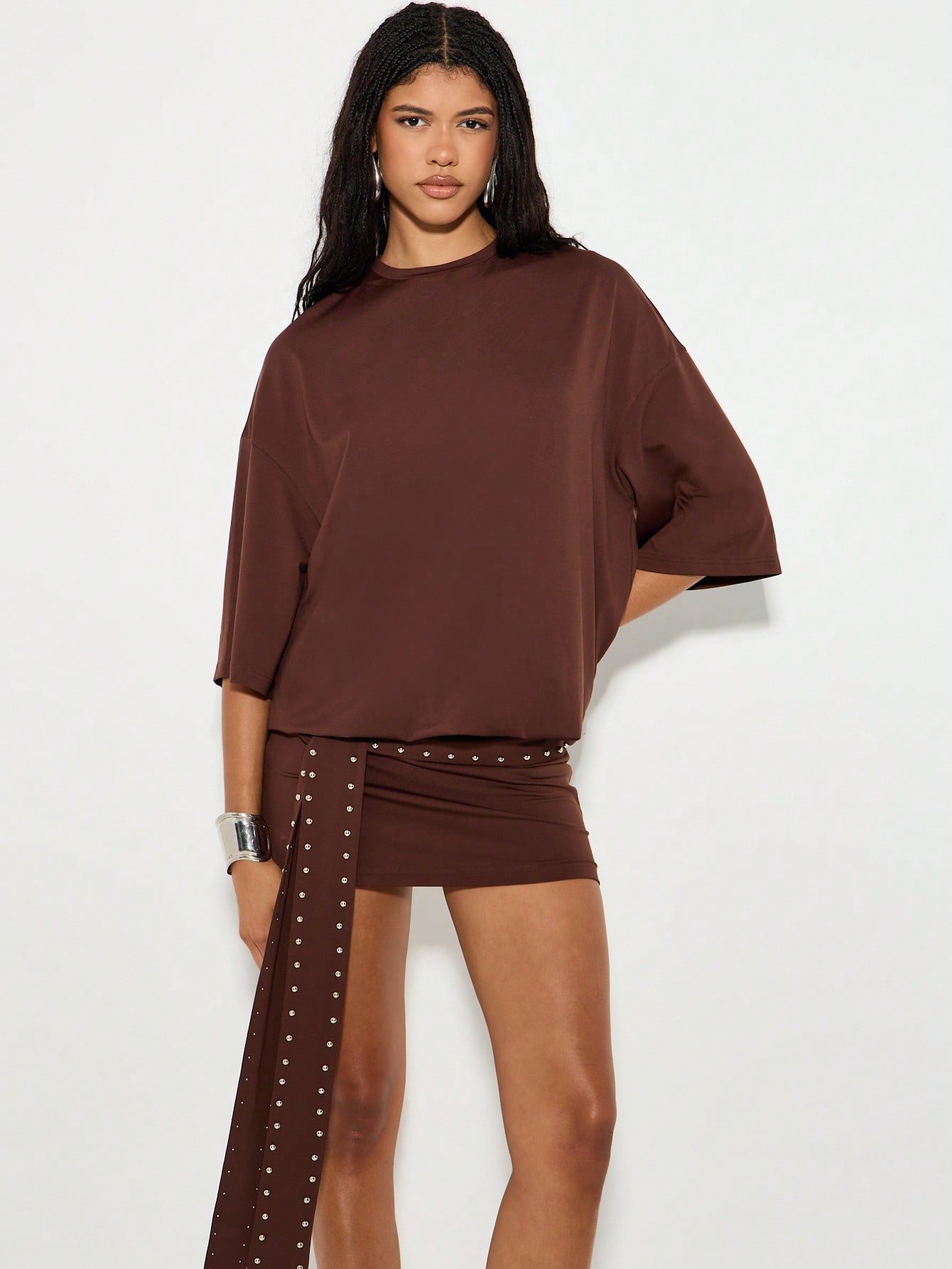 Robe t-shirt courte oversize cloutée à ceinture