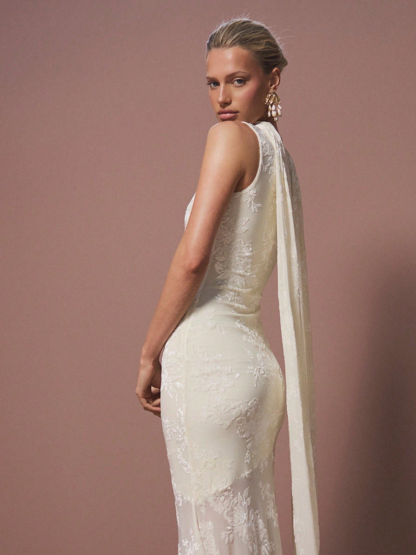 Robe de mariée longue en dentelle à cape