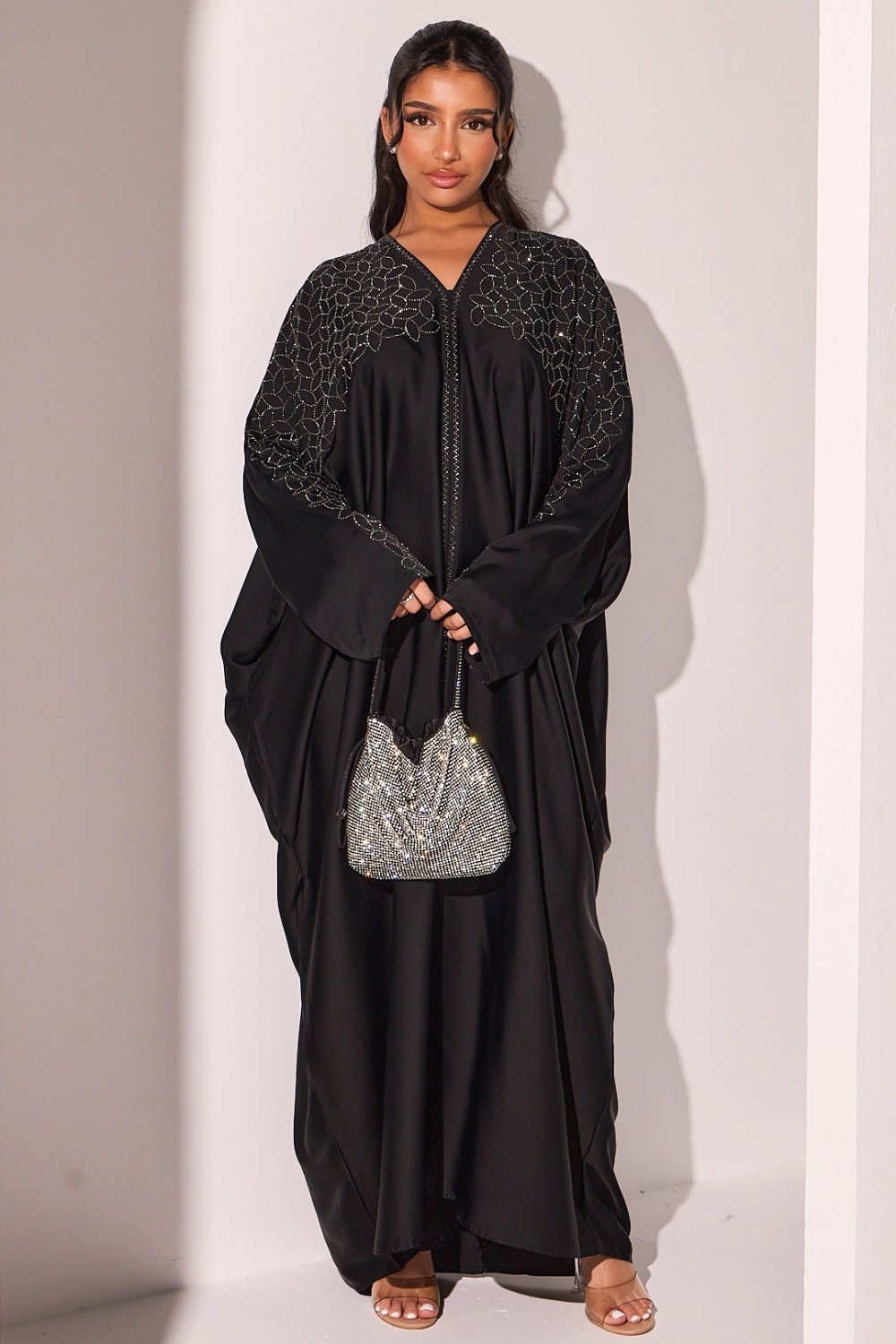 Abaya noire à feuilles de strass argentés et voile