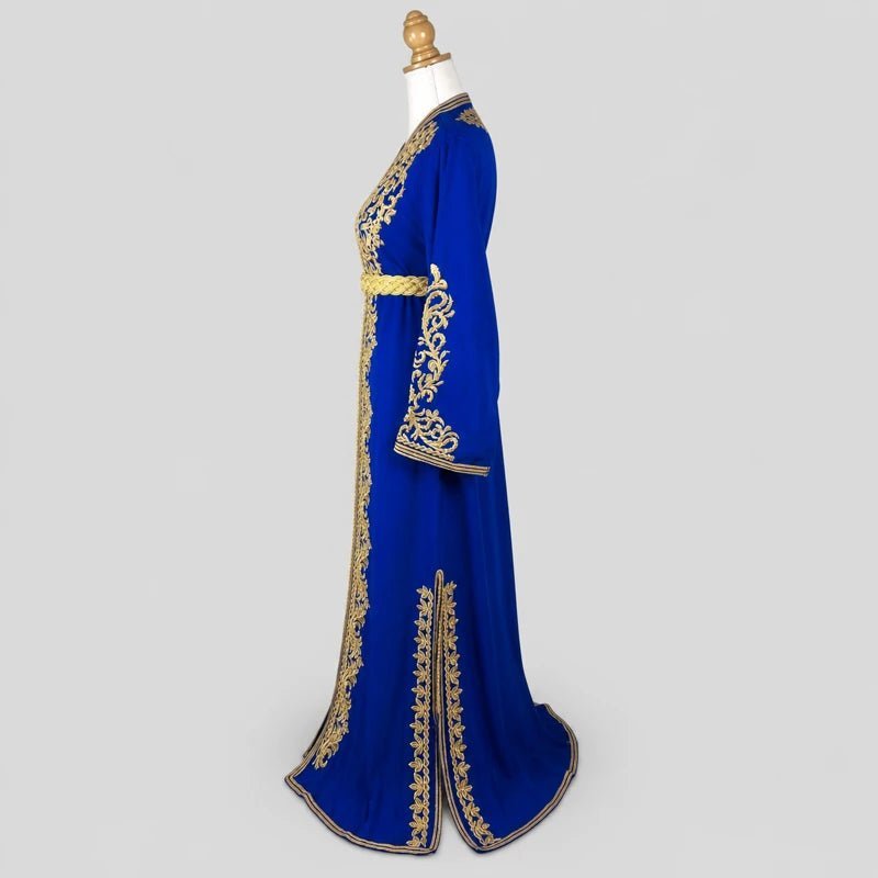 Caftan en crêpe de soie bleu roi brodé doré