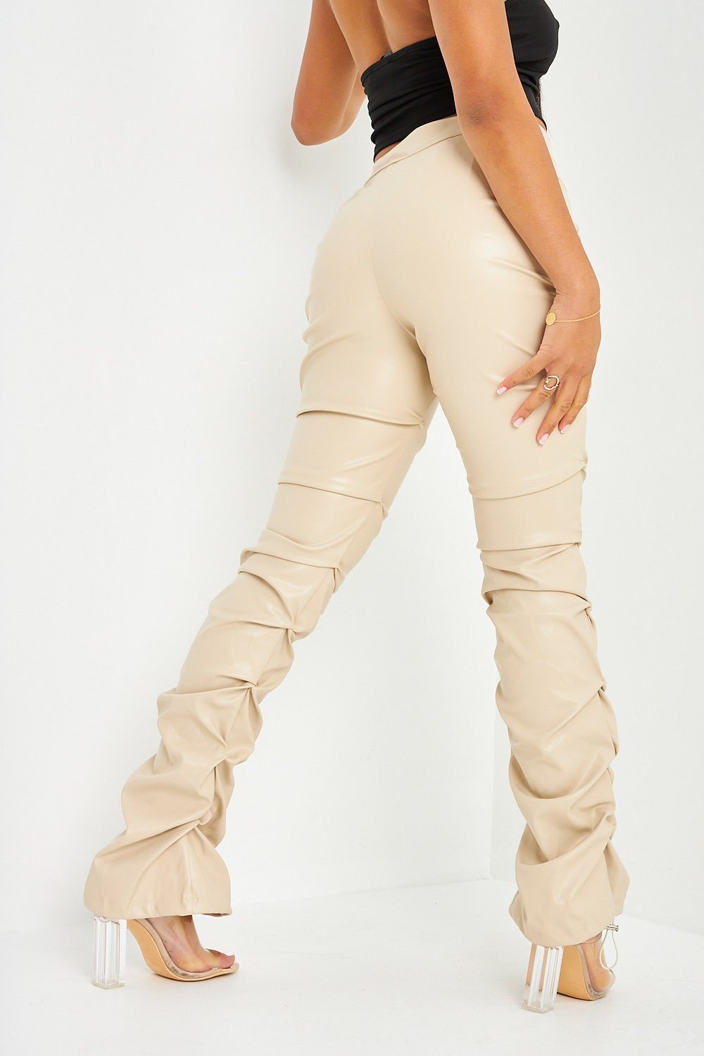Pantalon évasé froncé en simili cuir ivoire