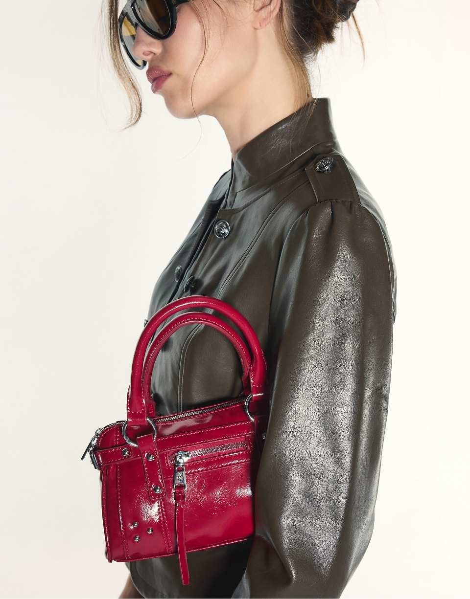 Sac bandoulière avec poche et clous en rouge