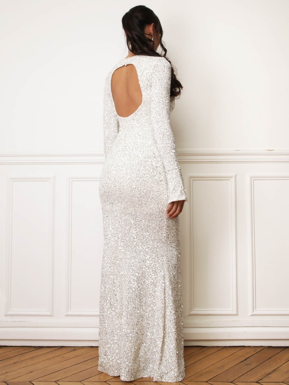 Robe sirène dos nu à sequins écrue