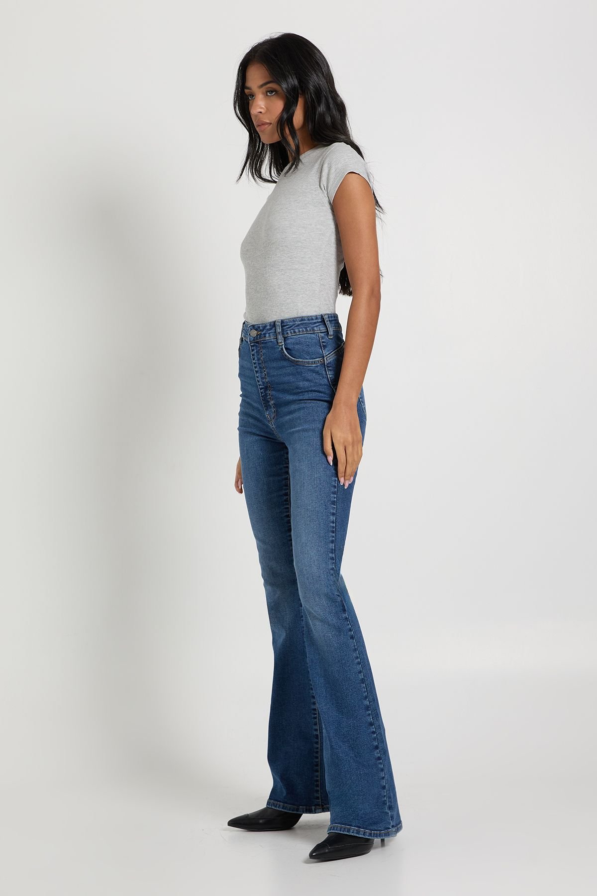 Jean taille haute, rehausseur de fesses et évasé