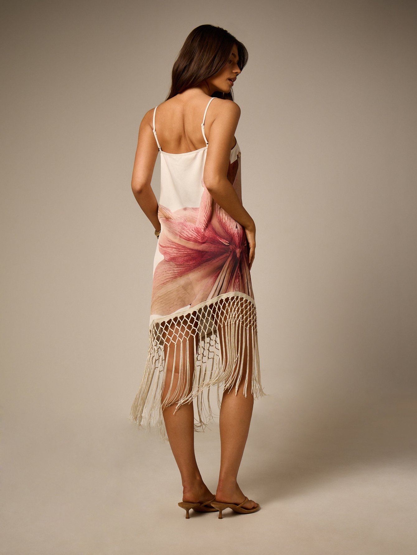 Robe mi-longue fleurie à bretelles fines