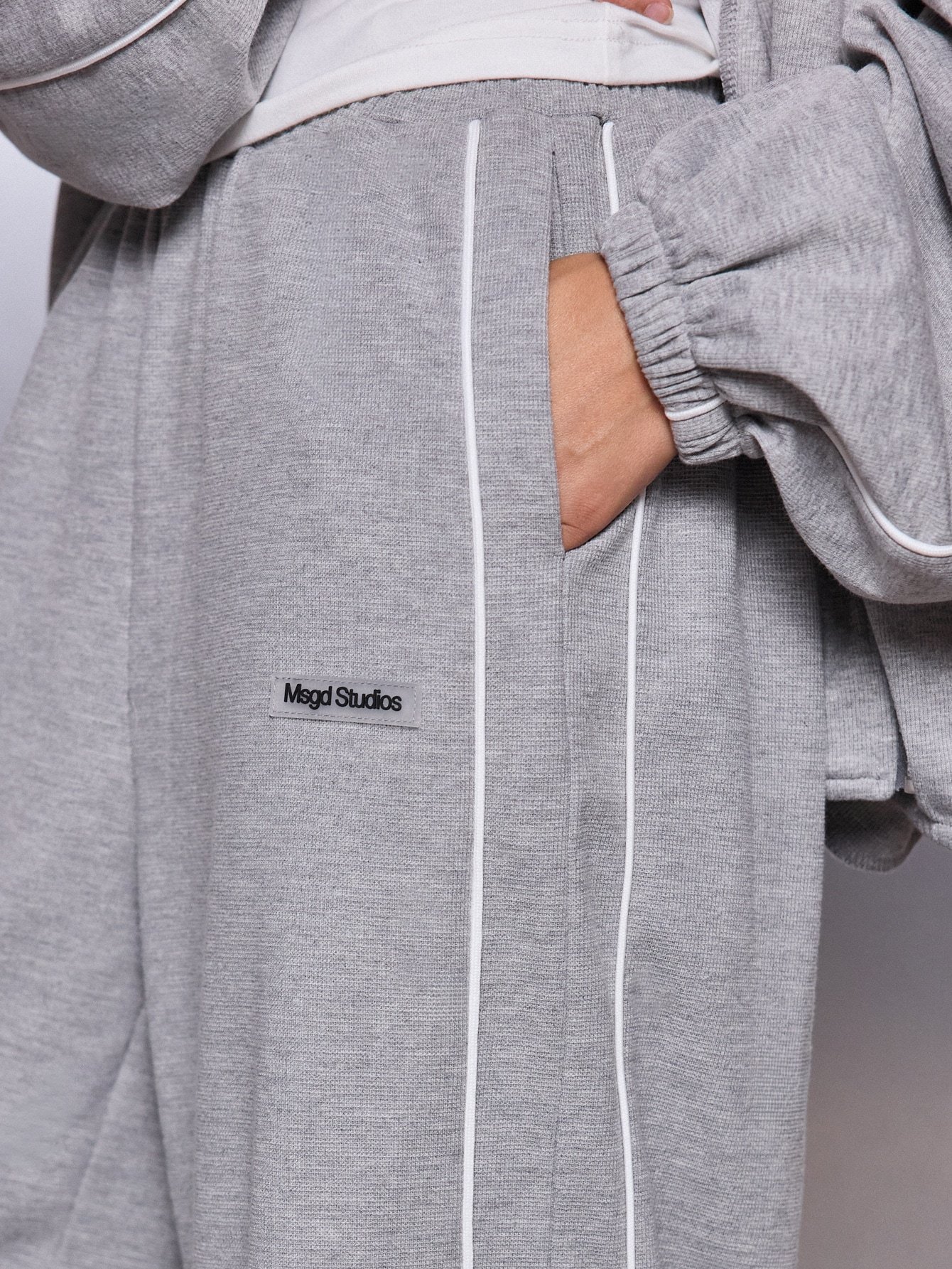 Pantalon large avec passepoil contrastant